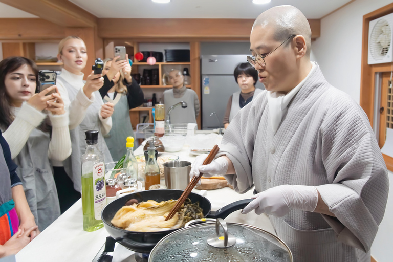 Seoul: Korean Buddhist Temple Food Cooking Class With a Monk