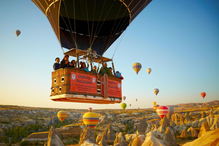 Capadocia : Viaje en globo aerostático con champán y desayuno