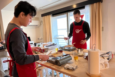 Tokio: Clase de cocina de sushi con degustación de sake