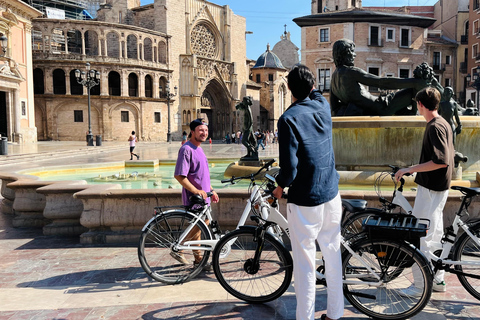 Valencia: Historic Center and City of Arts Guided Bike Tour Small Group in French