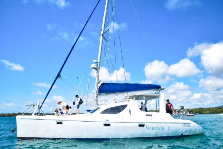 Mauritius: Catamaran cruise naar Ile Aux Cerfs met BBQ lunchTour vanaf trefpunt