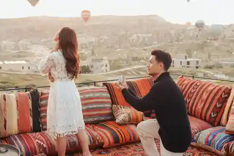 Pedido de casamento surpresa com balões de café da manhã