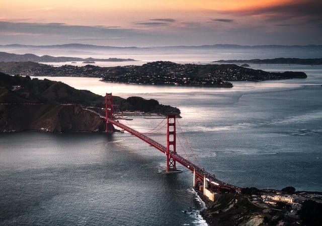 Volo nella baia di San Francisco attraverso il Golden Gate Bridge