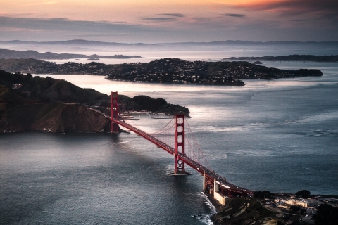 Lot nad Zatoką San Francisco nad mostem Golden Gate