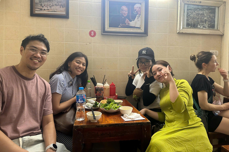Hanoi Street Food Tour: Female Riders Motorbike & Sunset Priavte tour with female riders