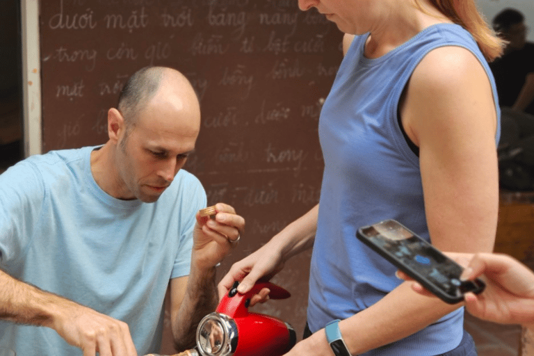 Aula de produção de café artesanal em Hanói com a Train StreetTour particular