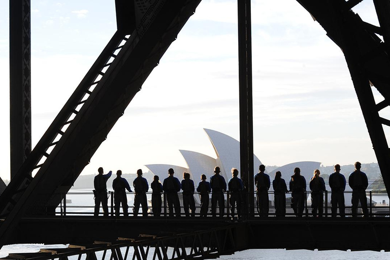 Sydney - guidning Guidad toppbestigning av Sydney Harbour Bridge på dagtid14:45 Klättring upp på toppen