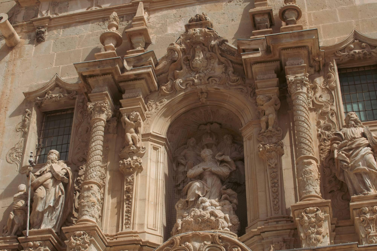 جولة سير في أليكانتي: المعالم السياحية والحياة المحليةجولة سير على الأقدام في أليكانتي: المعالم وا