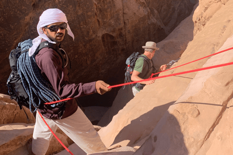 Wadi Rum: Burdah Mountain vandring och klättring + traditionell lunch