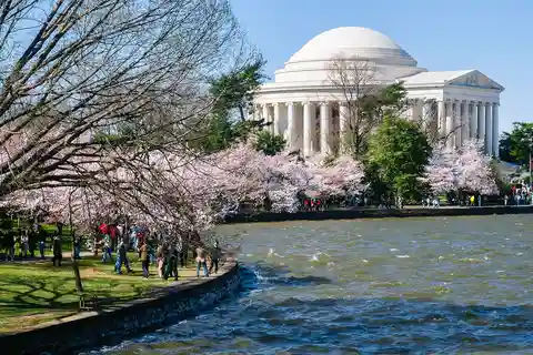 NYC: Niagara Falls, Toronto, Philadelphia & DC 5-Day Tour