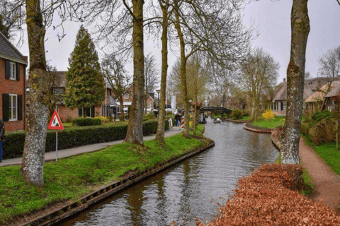 Desde Ámsterdam: Excursión de un día guiada a Giethoorn con paseo en barco por el canalDesde Ámsterdam: Excursión guiada de un día a Giethoorn con crucero por los canales