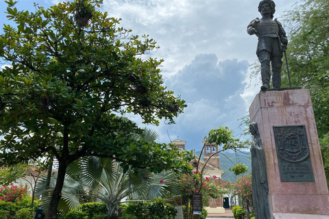 Medellín: tour coloniale di un'intera giornata con guidaMedellin: tour coloniale di un'intera giornata con guida