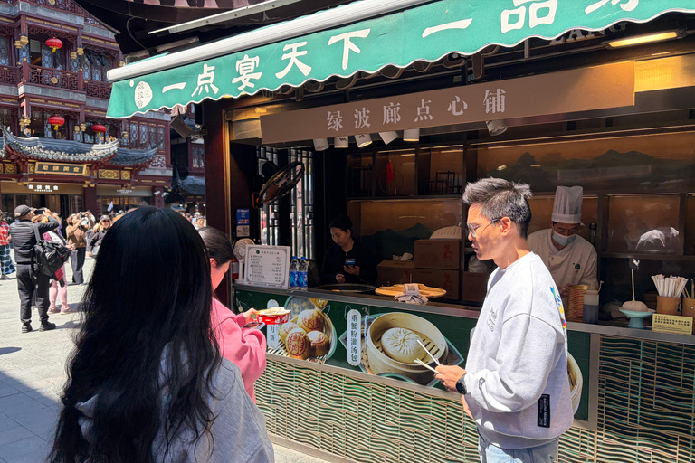 Shanghai: Yuyuan Old Street Food Walking Tour (2–2.5 Hours)