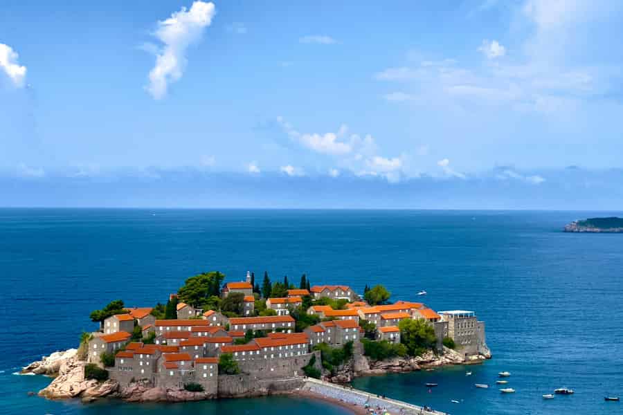 Ab Tirana/Durrës: Montenegro – UNESCO-KOTOR & SVETI STEFAN. Foto: GetYourGuide Ab Tirana/Durrës: Montenegro – UNESCO-KOTOR & SVETI STEFAN. Foto: GetYourGuide