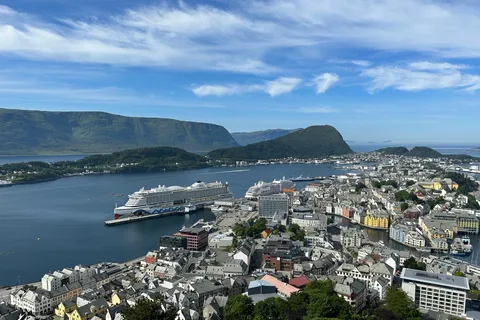 Ålesund: Giske and Godøy Islands Guided Sightseeing Tour