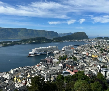 Ålesund: Giske and Godøy Islands Guided Sightseeing Tour
