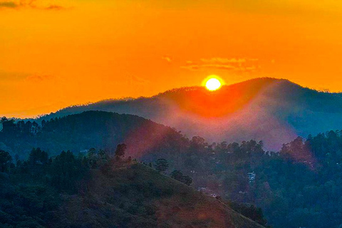 Ella: Passeio de Tuk Tuk ao pôr do sol com caminhada no Pico do Pequeno Adão