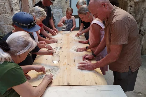 Lecce: Corso di preparazione della pasta in un cortile del 1400 con vino