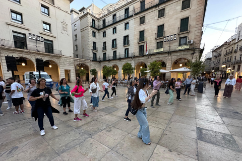 Alicante: BAILALOPARTY/ Silent Party Walking TourAlicante: BAILALOPARTY GROUP/ Silent Party Walking Tour