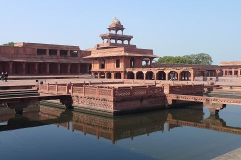 Vanuit Delhi: beroemde plaatsen Taj Mahal en Fatehpur Sikri-tourTour met alleen comfortabele A / C-auto en lokale gids