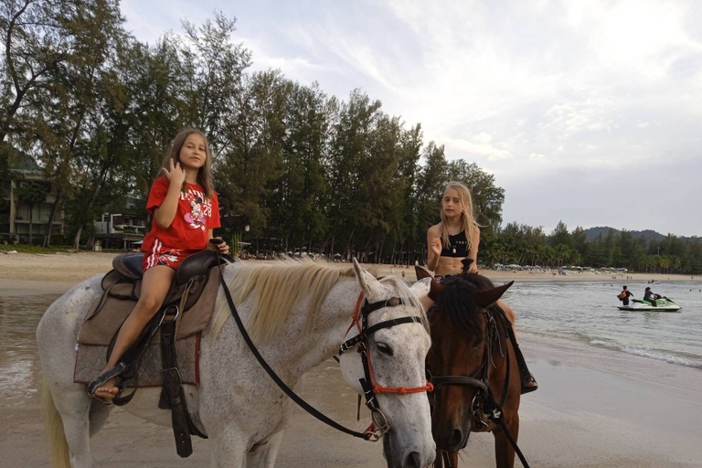 Activité d'équitation sur la plage à Phuket