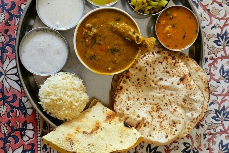 Cooking class tour with the local family of Jaipur.