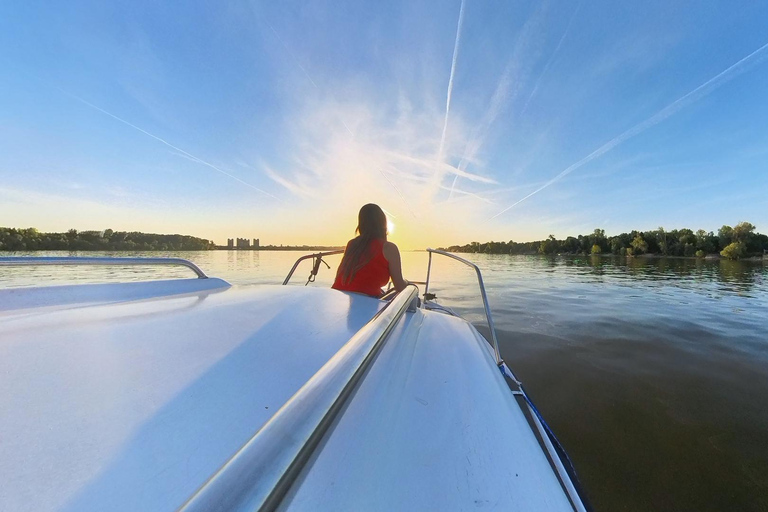 Belgrade: Private Sunset Boat Tour with Photography