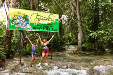 Jamaïque : Visite privée des chutes de Dunn&#039;s River avec déjeuner JerkOchi Rios, visite des chutes de Dunn&#039;s River en famille avec déjeuner de Jerk