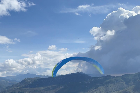 Bogota: Paragliding activity in guatavita with transfersParagliding basic flight ticket and transfer