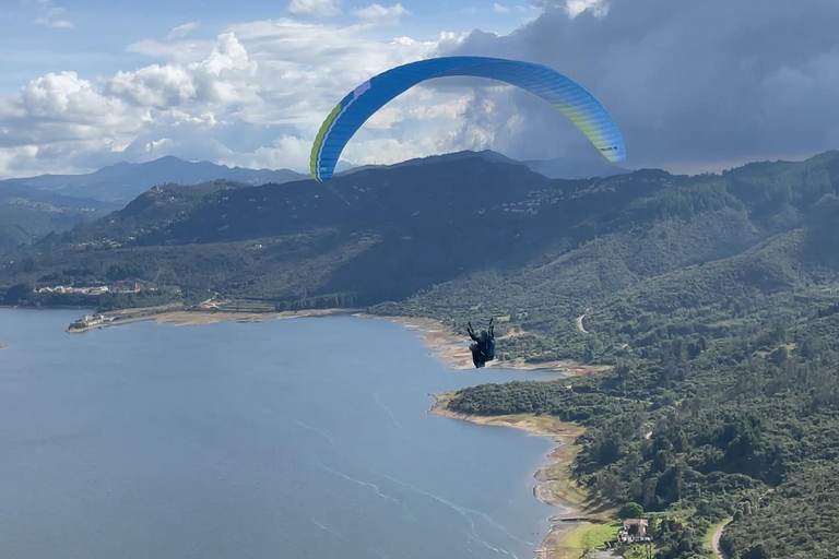 Bogota: Paragliding activity in guatavita with transfers Bogota: Paragliding transfers