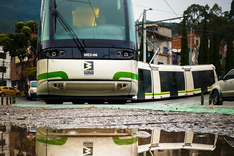 Medellín: Historische Stadtrundfahrt mit Metro und StraßenbahnTour auf Englisch