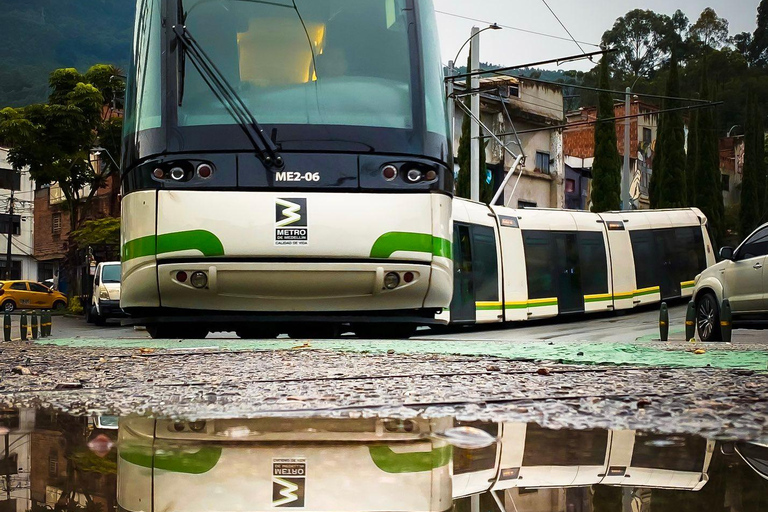 Medellín: visita à cidade histórica com metro, cabo e elétricoVisita em inglês