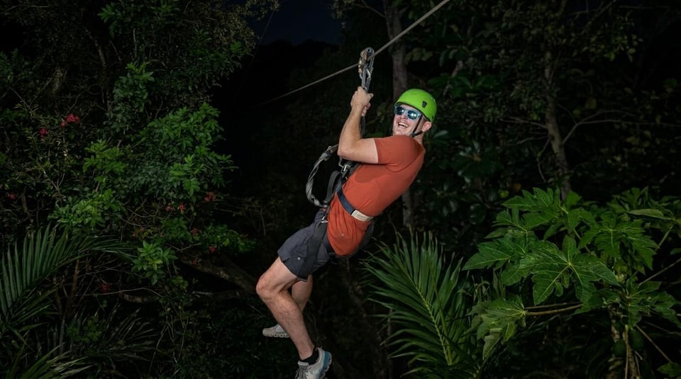 Oahu: Aventura Nocturna en Tirolina (3 Líneas)