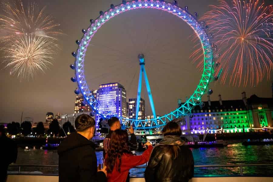 London: Festliche Dinner-Bootsfahrt mit 4-Gänge-Menü. Foto: GetYourGuide