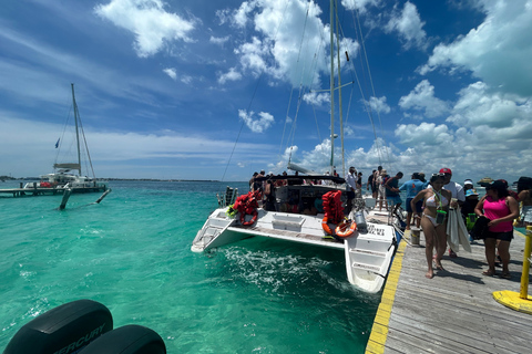 Isla Mujeres: Tour in catamarano per soli adulti, open bar e snorkelingSolo ingresso Nessun trasporto