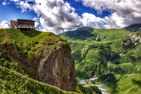 Tour di Kazbegi con una fantastica vista sulle montagne del Caucaso