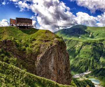 Da Tbilisi: Tour di un giorno intero di Ananuri, Gudauri e Kazbegi