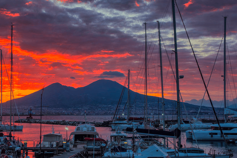 Napoli: tour del golfo all&#039;alba con colazione tipica in riva al mare