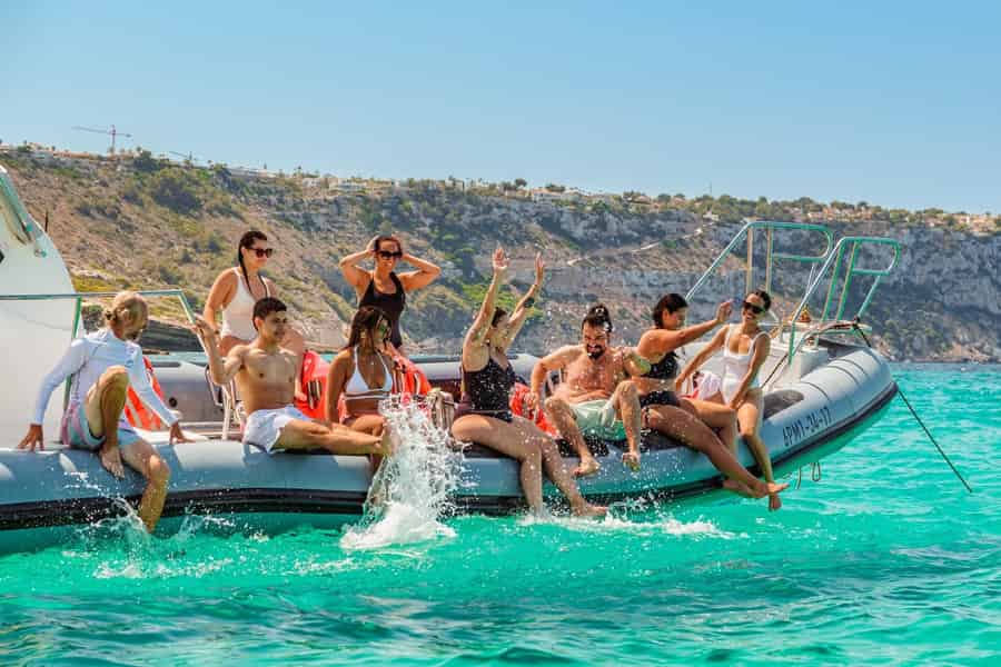 Tirana/Durrës: Schnellboot-Tour zur Insel Sazan, zur Höhle und zum Strand. Foto: GetYourGuide