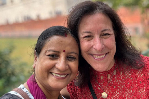 Depuis Delhi : visite du Taj Mahal avec guide fémininExcursion avec un guide touristique local féminin bien informé.