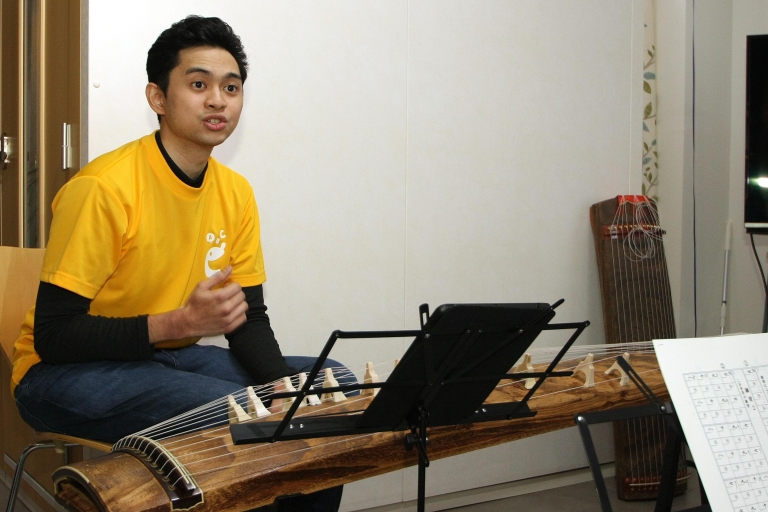 Leçon expérimentale de l'instrument japonais "Koto".