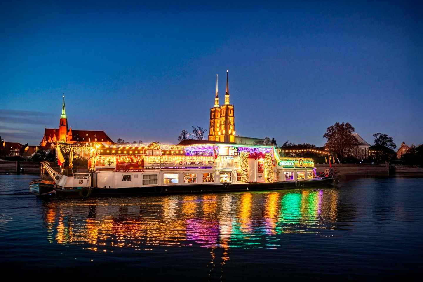 Wrocław: Christmas Cruise by Heated Ship with Mulled Wine