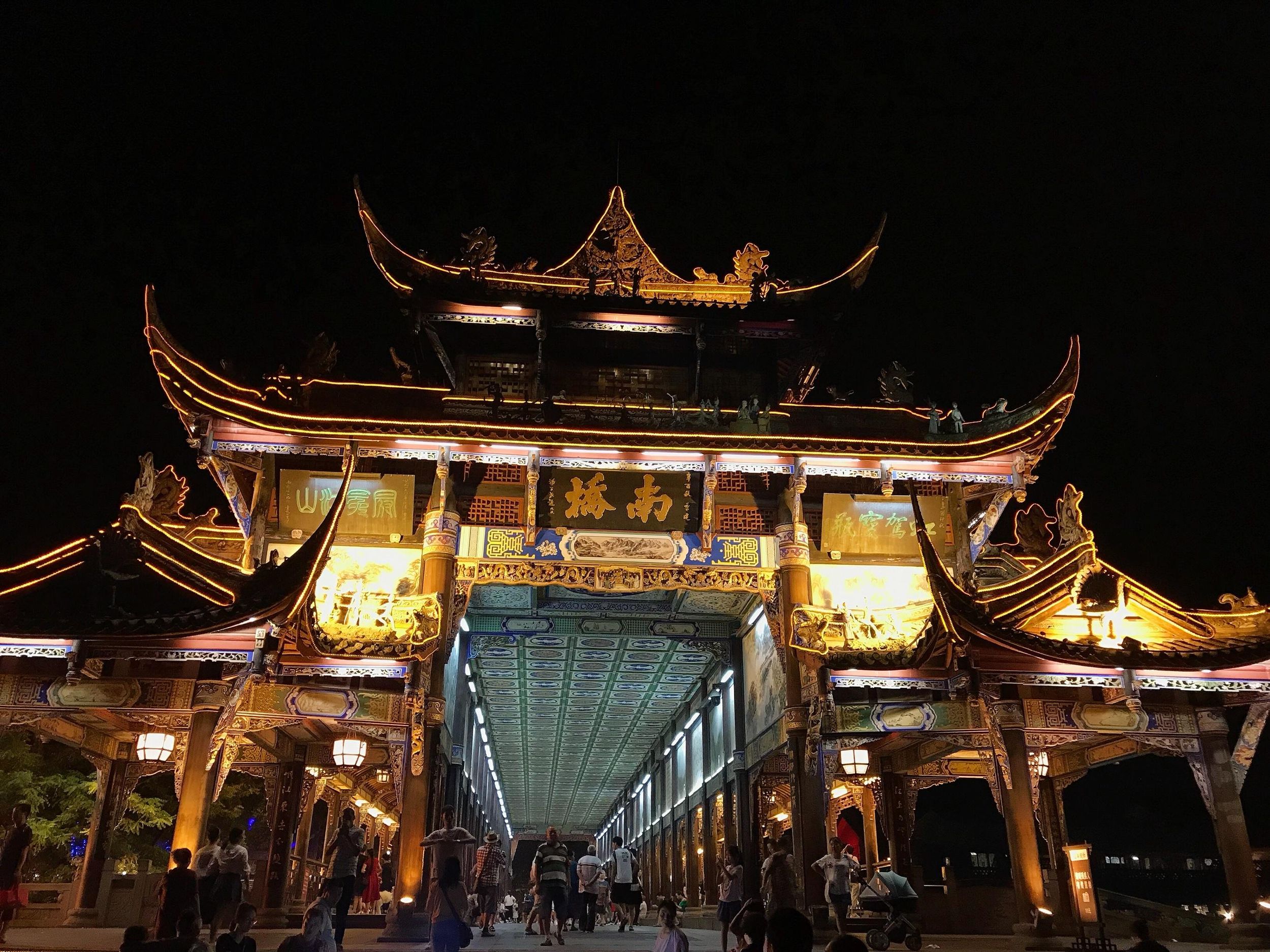 Dujiangyan: Laternentour am Abend mit lokalem Essen