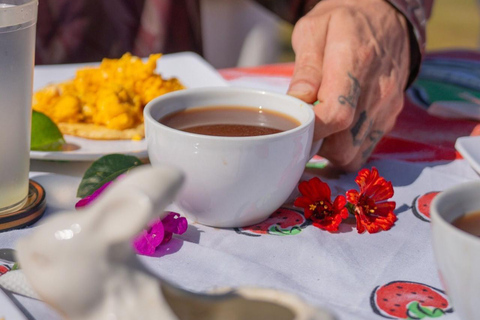 Medellín: Horseback Riding, Glamping, & Finca 360° view Stay