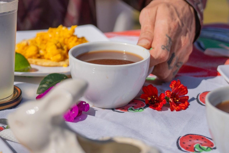 Medellín: Horseback Riding, Glamping, & Finca 360° view Stay