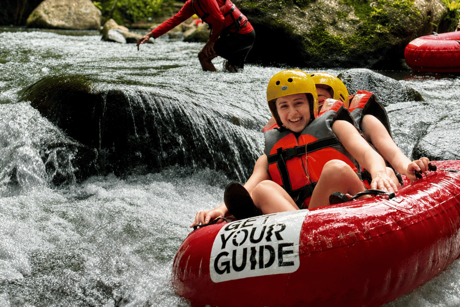 Ubud: Pakerisan Jungle River Tubing Abenteuer mit Mittagessen. Foto: GetYourGuide Ubud: Pakerisan Jungle River Tubing Abenteuer mit Mittagessen. Foto: GetYourGuide