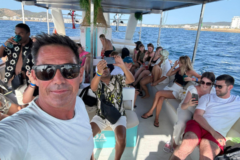 Ibiza: Paseo en barco privado, tapas con barra libre y deportes acuáticos gratuitos