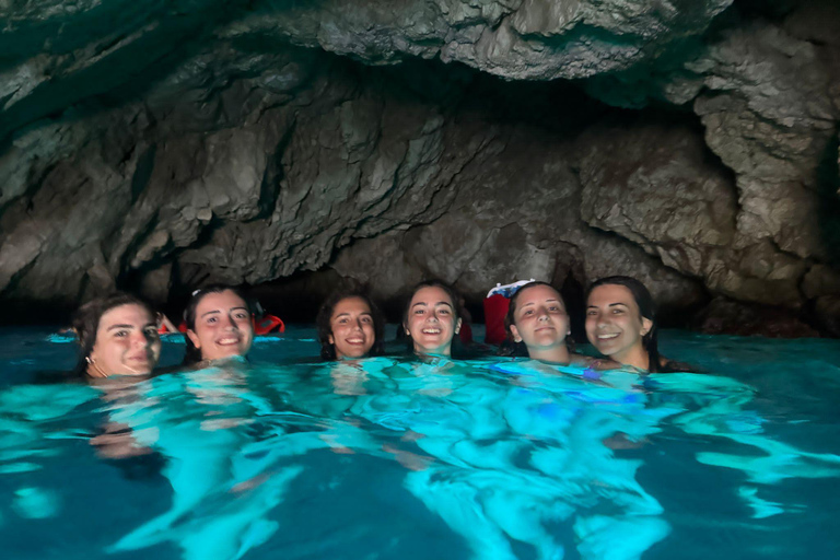 Marina Frapa: tour in barca di 7 grotte con drink e snorkelingMarina Frapa: tour in barca alle 7 grotte con bevande e snorkeling