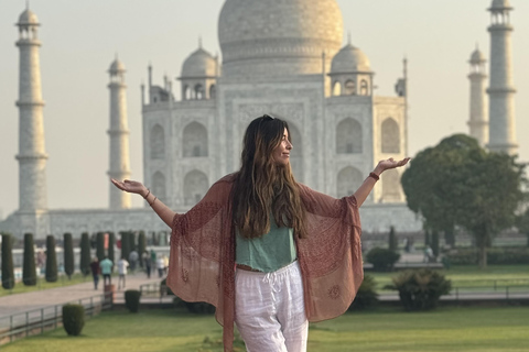 Von Delhi: Sonnenaufgang Taj Mahal und Agra Fort Tour mit AC Auto