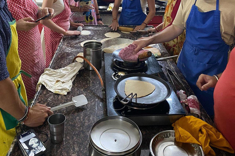 Udaipur: Autentisk indisk matlagningskurs med lunch eller middag